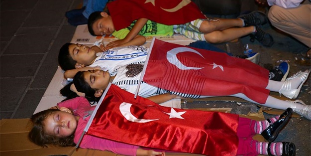 Uyumak için bile evlerine dönmediler!