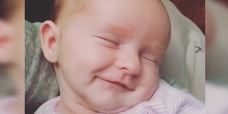 Uyurken gülümseyen bebek - VIDEO
