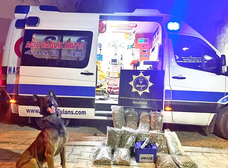 Uyuşturucu tacirlerinin yeni yöntemi tutmadı: Ambulansla uyuşturucu sevkiyatı 'Dangal'a takıldı.. Helal sana Dangal