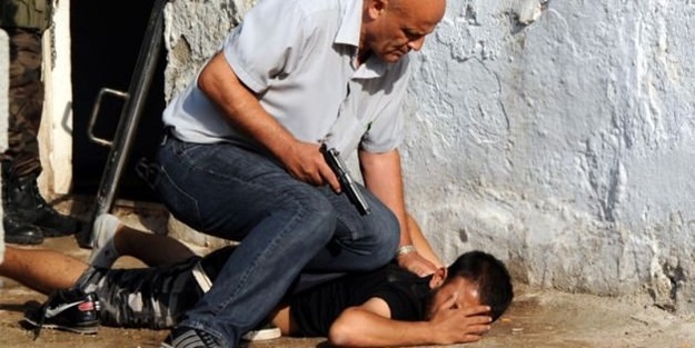 Uyuşturucu alırken rehin düştüler