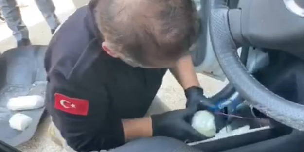 Uyuşturucu aracın öyle bir yerinden çıktı ki...