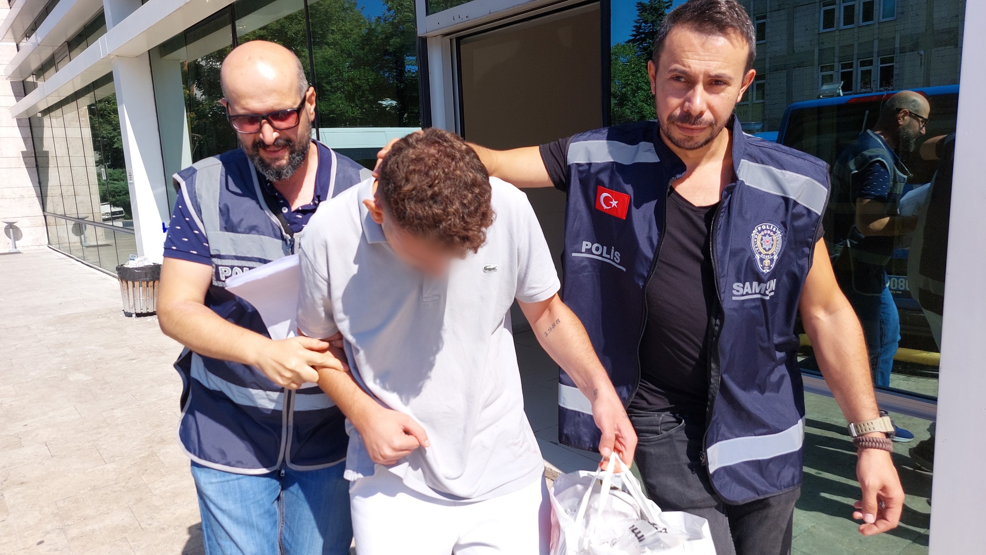 Uyuşturucu bağımlısı genç babasını bıçakladı