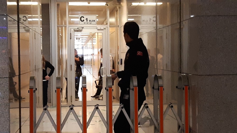 Uyuşturucu davasında 18 yıl alan sanık kapıyı kırarak kaçmaya çalıştı 