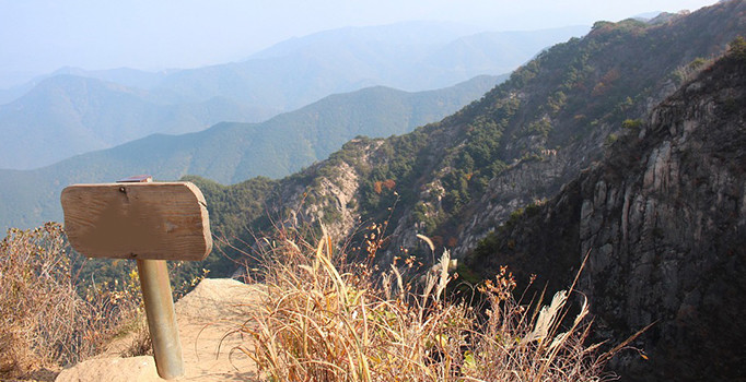 Uyuşturucu kaçakçısı genç kelepçelendiği askerle birlikte uçuruma atladı