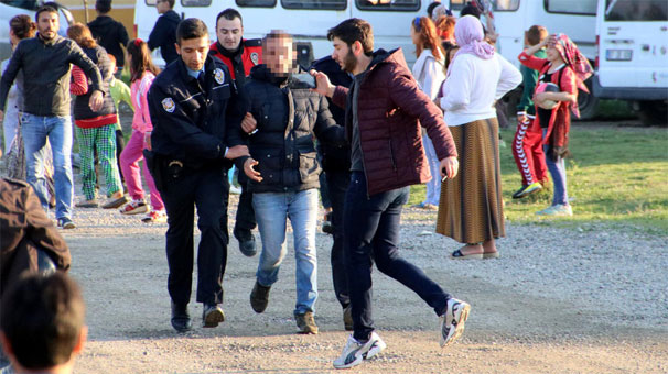 Uyuşturucu kullanan 4 kişiyi dövüp, polise teslim ettiler