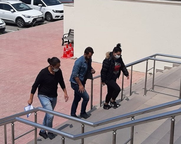 Uyuşturucu kuryesi kızlar kıs kıvrak yakalandı 