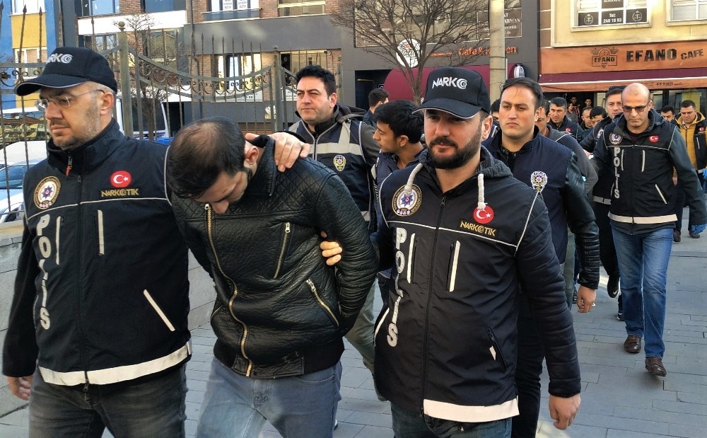 Uyuşturucu operasyonunda gözaltına alınan 8 şüpheli adliyede 