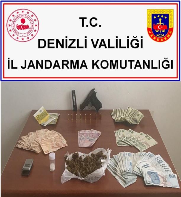 Uyuşturucu satıcıları sahte dolar ve euro ile yakalandı 