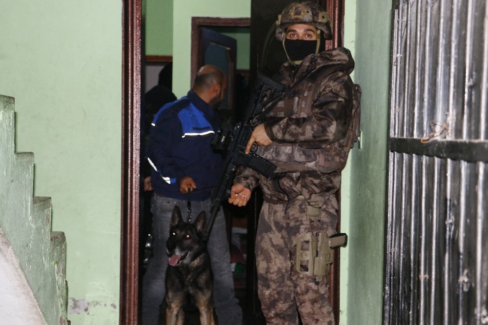 Uyuşturucu satıcılarına şafak baskını 
