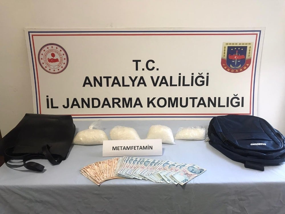 Uyuşturucu taciri aracıyla suçüstü yakalandı 