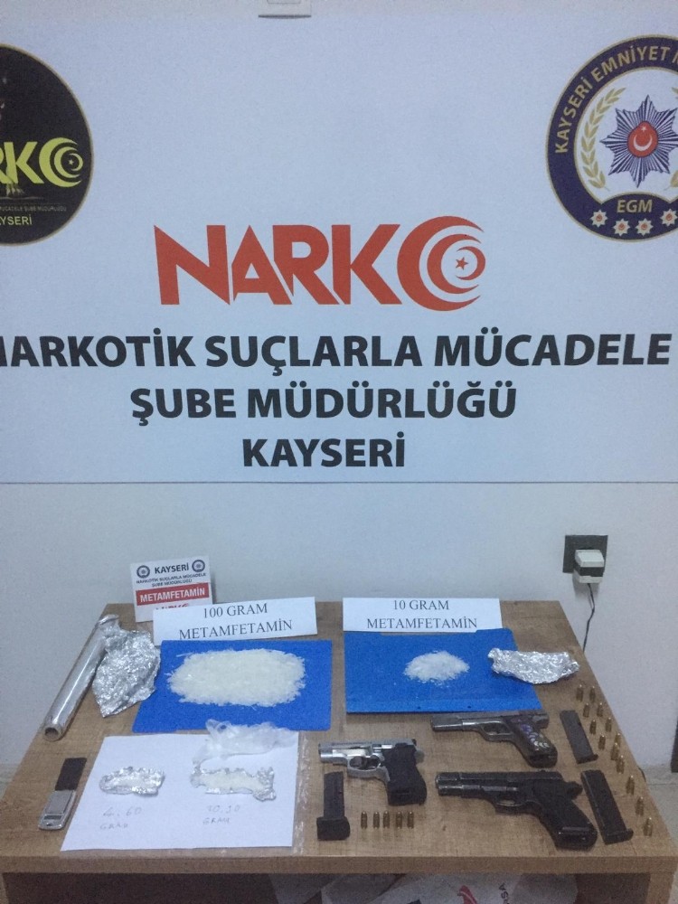 Uyuşturucu tacirleri tabancalarla yakalandı 