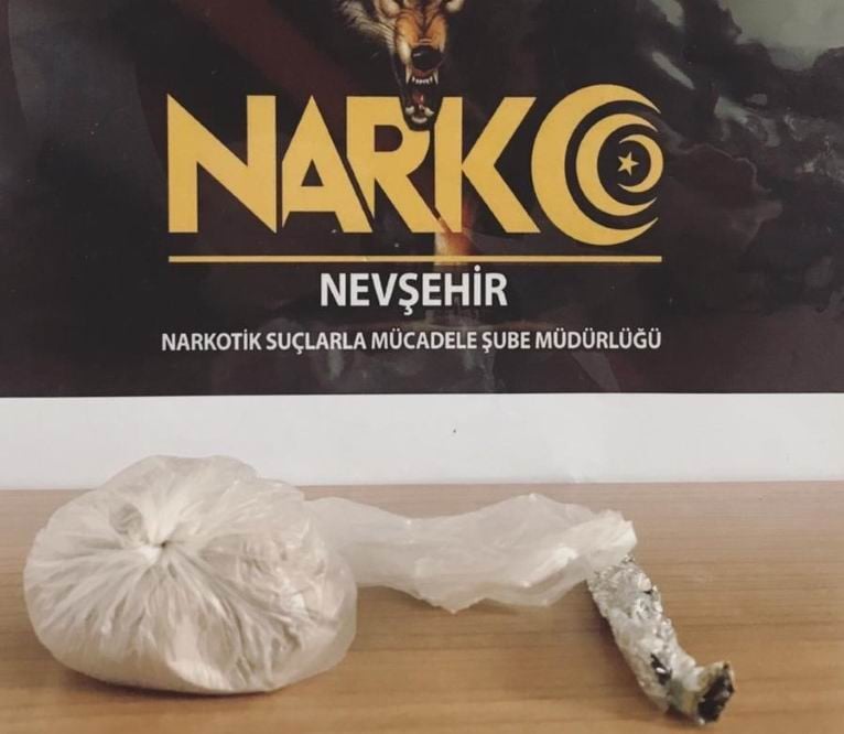 Uyuşturucu ticareti yapan 2 kişi tutuklandı 