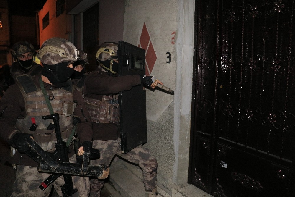 Uyuşturucu ticaretinden hapis cezası alanlara şafak vakti baskın 