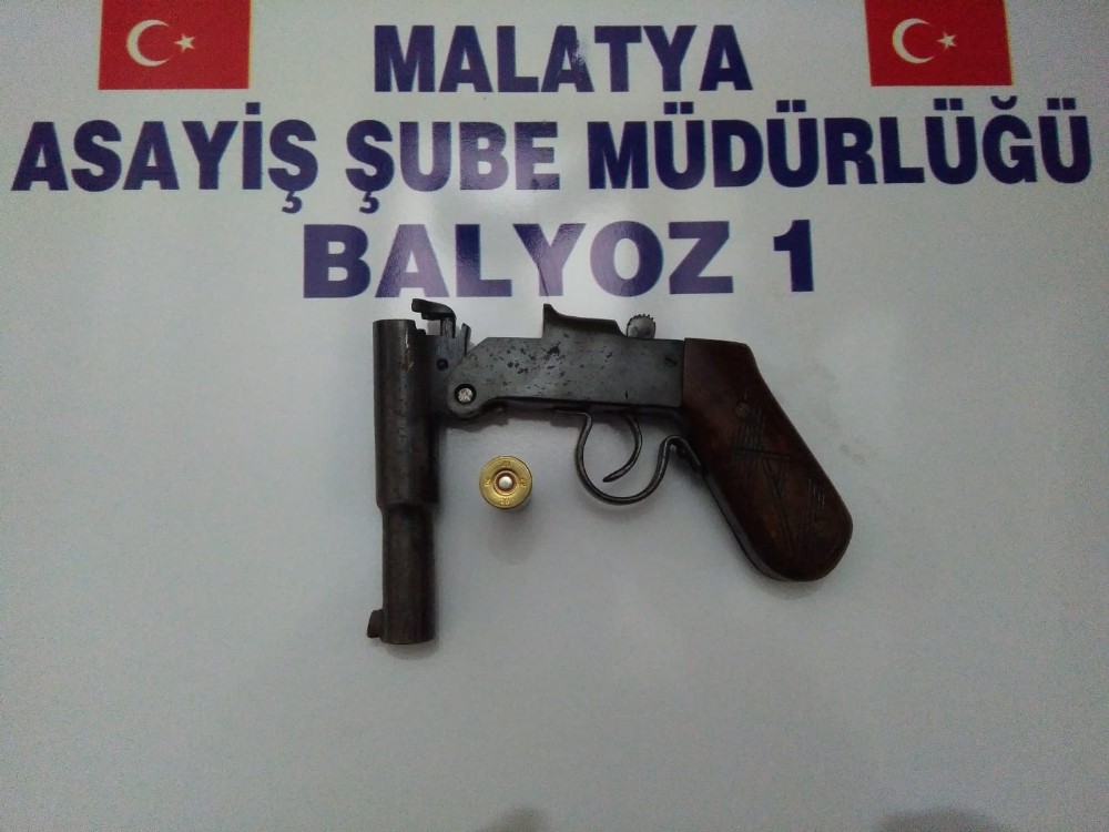 Uyuşturucu ve silahlar ele geçirildi 