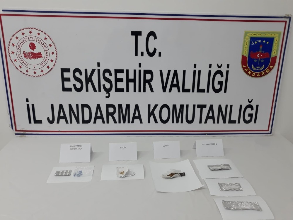 Uyuşturucuyu araziye atan 5 şüpheli jandarmaya yakalandı 