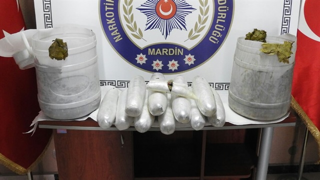 Uyuşturucuyu asma yapraklarının arasına saklamışlar