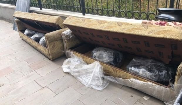 Uyuşturucuyu baza ve kanepeye gizlemişler