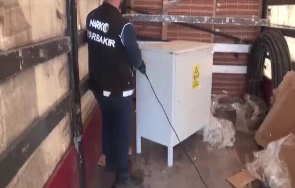 Uyuşturucuyu ‘Dikkat ölüm tehlikesi’ yazan panoya saklamışlar 