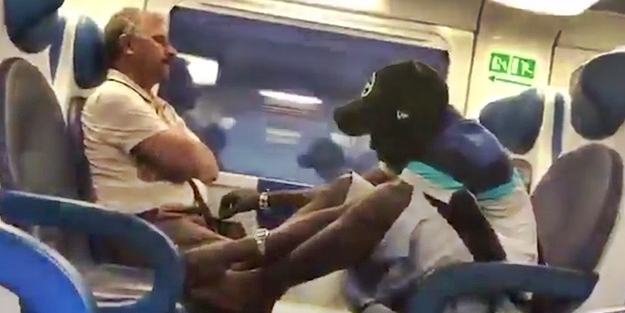 Uyuyan adamı soymaya çalışırken görüntülendi