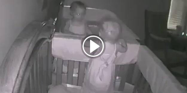 Uyuyor numarası yapan ikizler