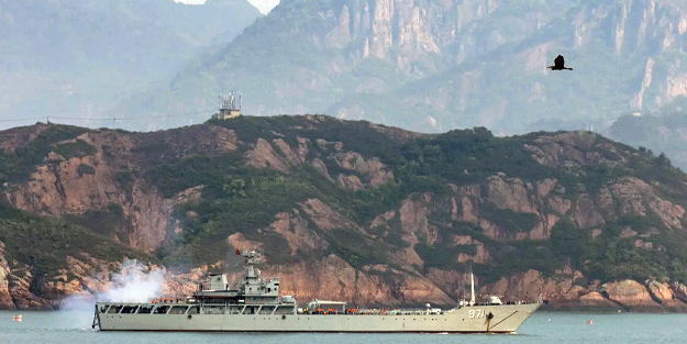 Uzak Doğu'da sular ısınıyor! Çin'e ait 35 hava aracı ve 8 gemi adaya yaklaştı