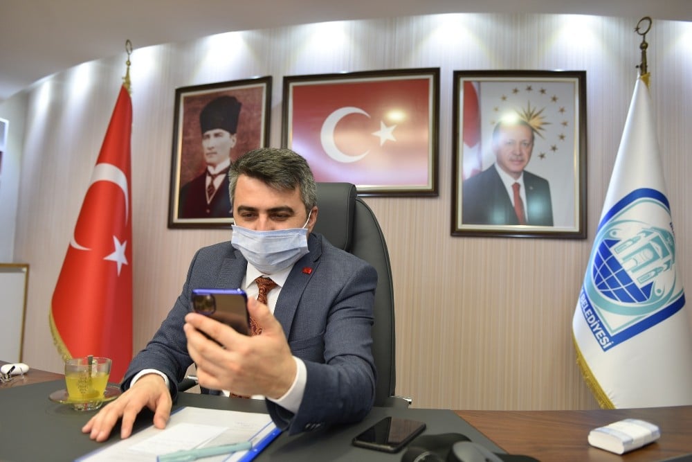 Uzaktan eğitim alamayan çocuğa Yıldırım Belediye Başkanı’ndan uydu cihazı 