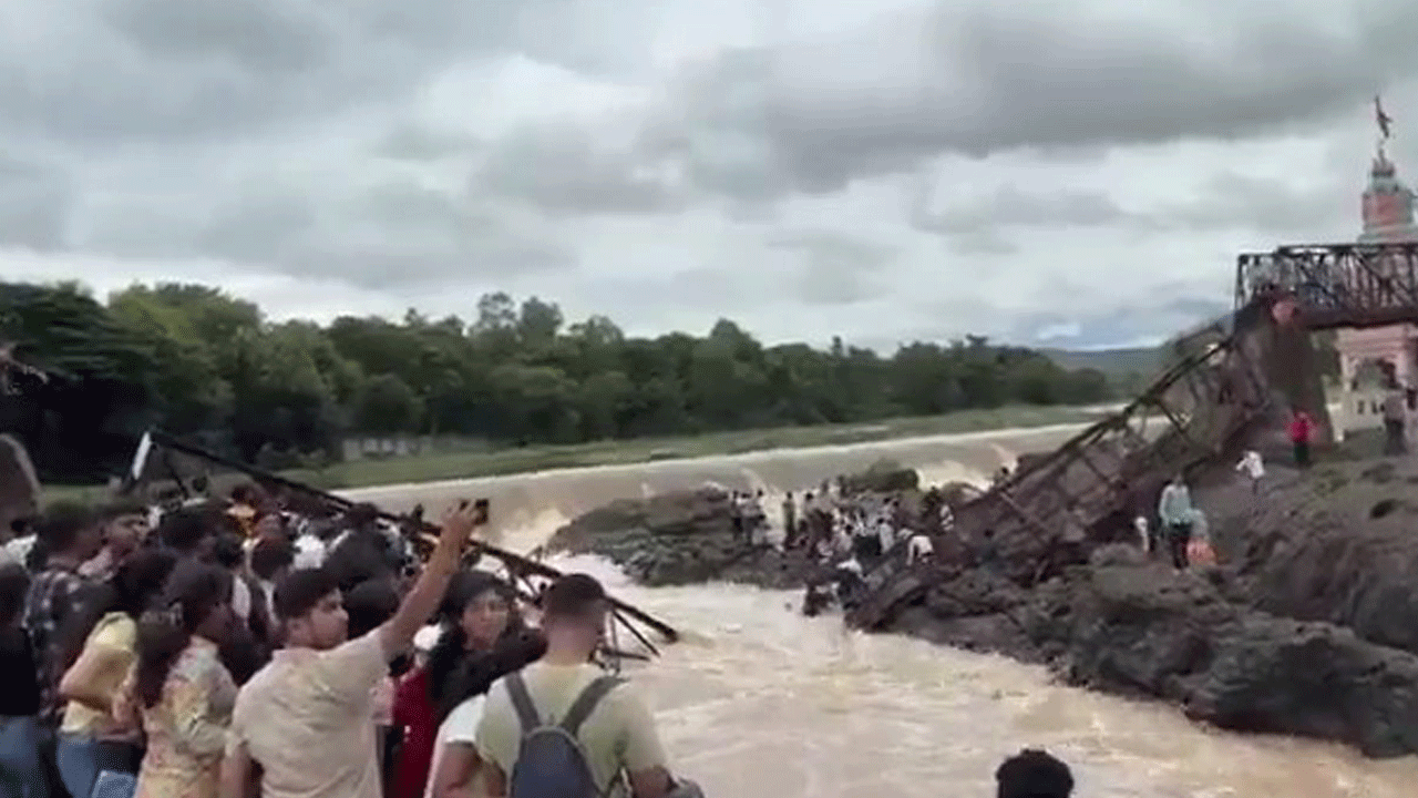 Üzerinde onlarca kişinin geçtiği köprü çöktü: 6 ölü, 25 kayıp