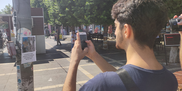 Üzerinde yazıla hayrete düşürdü! Cadde ve sokaklarda esrarengiz pankart