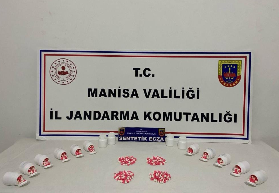 Üzerinde yüzlerce sentetik ecza hapı ele geçirildi