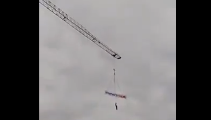 Üzerindeki yazıya dikkat! Terörist başı Netanyahu vinçte sallandırıldı