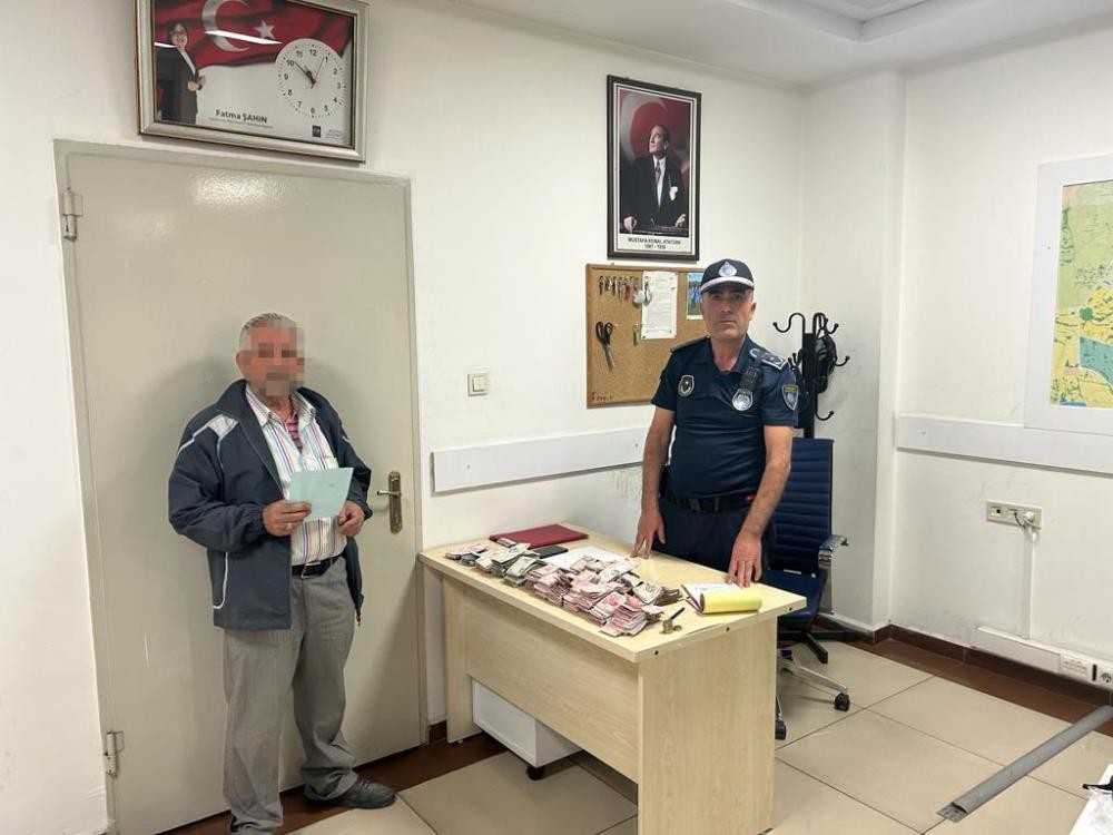 Üzerinden çıkan para şok etti! Dilenci değil sanki banka şubesi