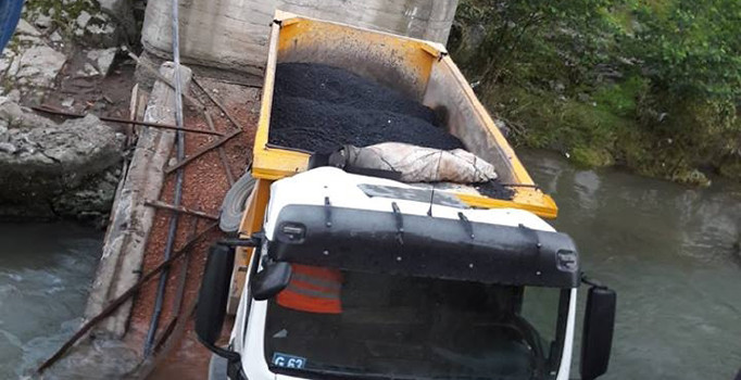 Üzerinden kamyon geçtiği sırada köprü çöktü