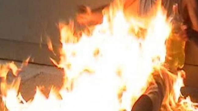 Üzerine benzin dökerek kendini yaktı