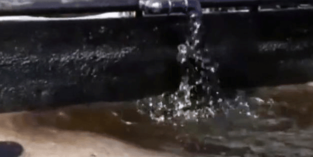 Üzerine beton dökülüp kapatılmıştı! Oluk oluk petrol akıyor
