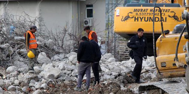 Üzerine beton parçalar düşen işçi yaralandı
