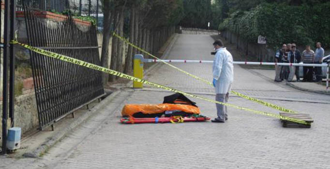 Üzerine demir kapı düşen güvenlikçi hayatını kaybetti