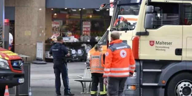 Üzerine heykel düştü! Küçük çocuk yaşamını yitirdi