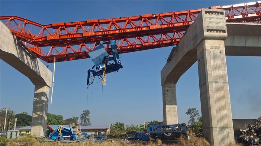 Üzerine inşaat vinci düşen tren devrildi: Çok sayıda ölü ve yaralı var