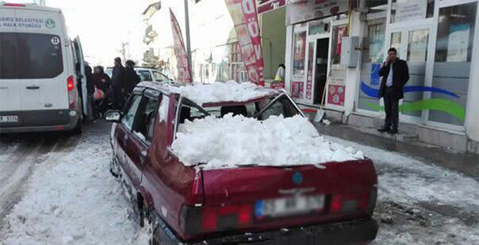 Üzerine kar kütlesi düşen araç kullanılamaz hale geldi