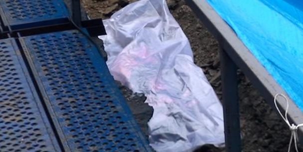 Üzerine kaya düştü