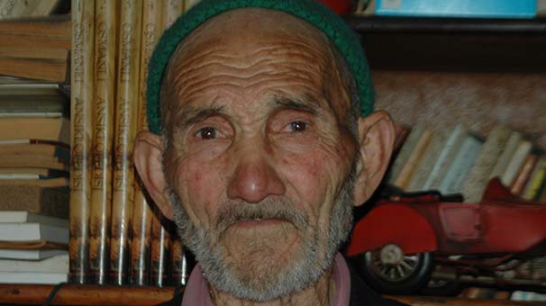 'Üzerine kuş pislemiş' diyerek 3 bin lirasını çaldı