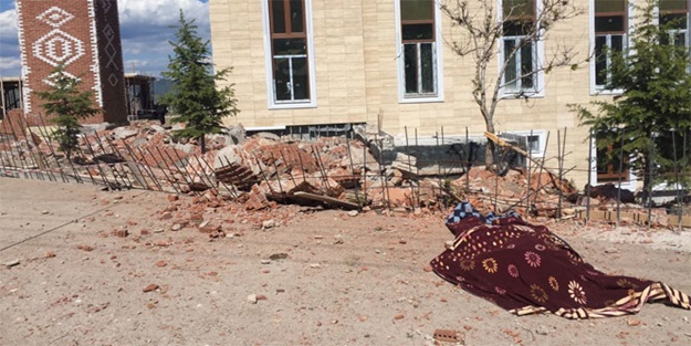 Üzerine minare düştü!