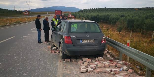 Üzerine parke taşı düştü! Sürücü ağır yaralandı