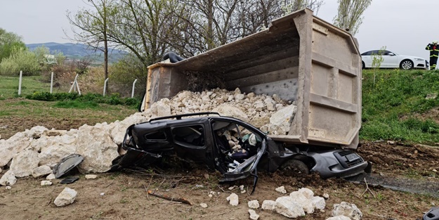 Üzerine taş yüklü kamyon devrildi! Hayatını kaybetti
