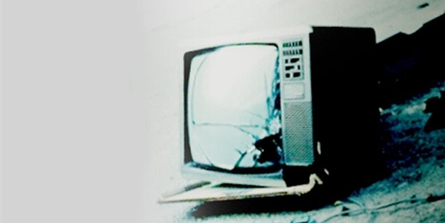 Üzerine televizyon devrildi!