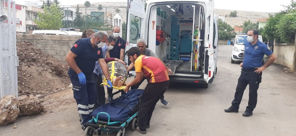Üzerine tuğla düşen kadın yaralandı 