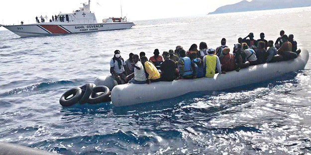 Üzerlerine ateş açıyor, çırılçıplak soyup paralarını da alıyorlar! Ölüme itilen mültecileri yine Türkiye kurtardı