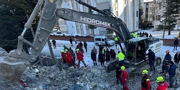 Uzman cerrahlar talebiniz var mı, güvenli mi? diye sordu! Türkiye'deki deprem sonrası enkaz altından 3 gün sonra mesaj