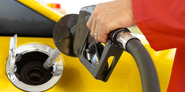 Uzman isim açıkladı! Benzin ve motorinde düşüş devam edecek mi?