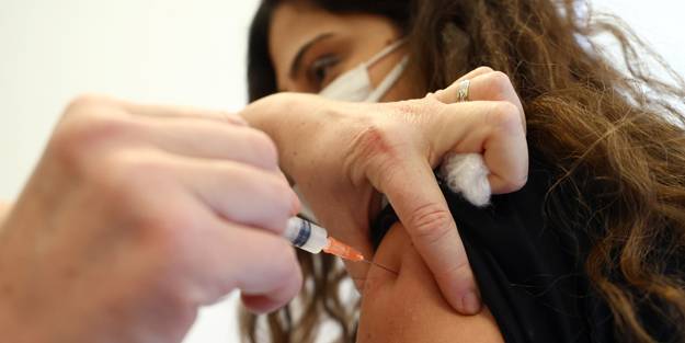 Uzman isim açıkladı! 2 doz BioNTech aşısı olanlar 3. doz aşı olmalı mı?